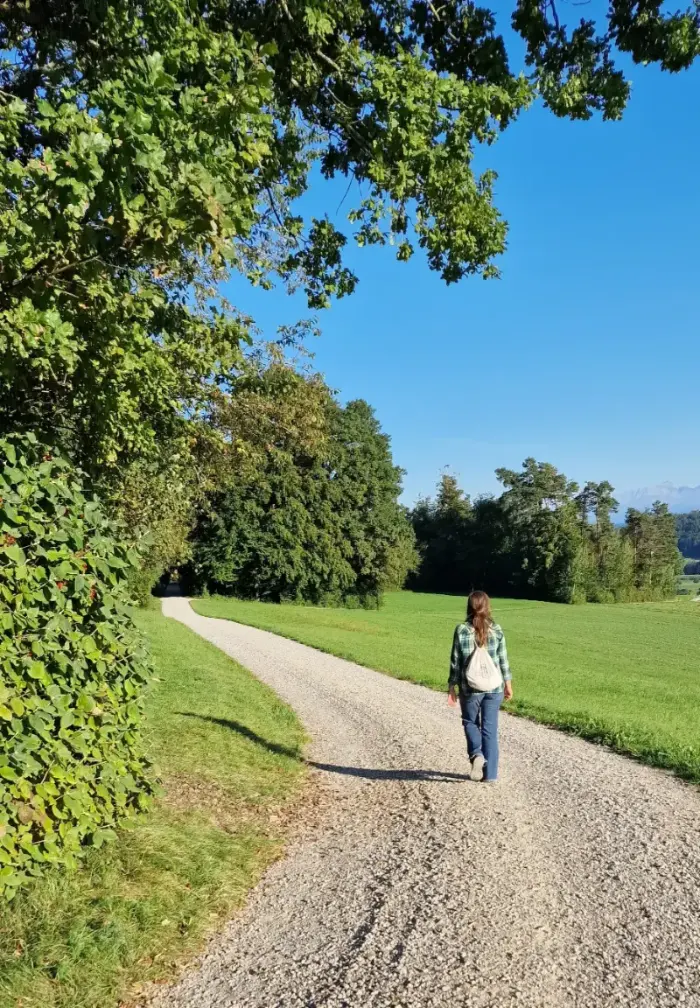 Marina Rauchfuss läuft einem Waldrandweg entlang