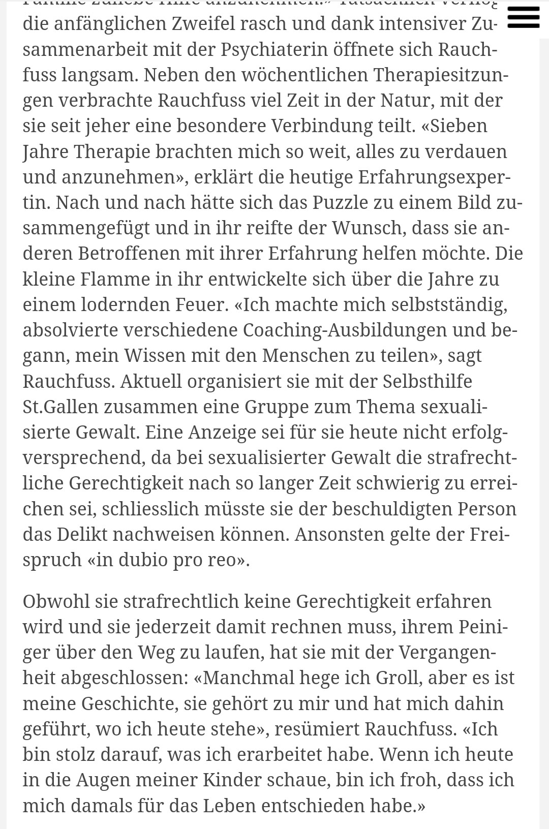 Auf einem Tisch ist das Kursbuch und die sieben verschiedenen Heilsteine